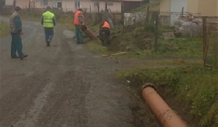 Výstavba chodníka v dedine